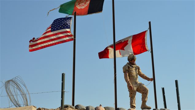 Pte. Danny Drapeau, of Alpha Company 1st Battalion Royal 22e Regiment, waits to lowers the Canadian flag for the last time at Forward Un soldat canadien s'apprête à mettre le drapeau canadien en berne à la base de Zangabad, en Aghanistan, lors du retrait des forces canadiennes de Kandahar (archives). Pte. Danny Drapeau, of Alpha Company 1st Battalion Royal 22e Regiment, waits to lowers the Canadian flag for the last time at Forward Un soldat canadien s'apprête à mettre le drapeau canadien en berne à la base de Zangabad, en Aghanistan, lors du retrait des forces canadiennes de Kandahar (archives).