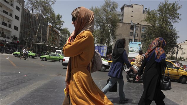 Des femmes traversent la rue à Téhéran lors des élections de 2013. Des femmes traversent la rue à Téhéran lors des élections de 2013.