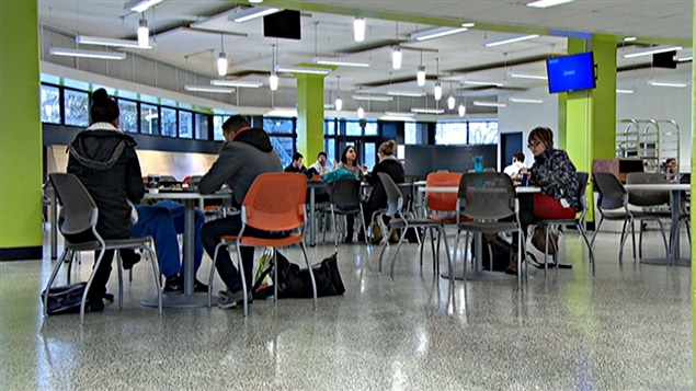 Des étudiants dans la cafétéria du Cégep de l'Outaouais. Des étudiants dans la cafétéria du Cégep de l'Outaouais.