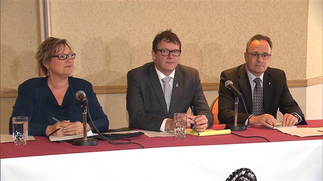 Lucie Martineau (SISP), Jacques Létourneau (CSN) et Daniel Boyer (FTQ), porte-paroles du Front commun Lucie Martineau (SISP), Jacques Létourneau (CSN) et Daniel Boyer (FTQ), porte-paroles du Front commun