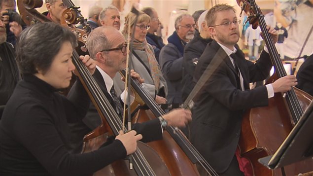 Les musiciens de l'OSQ se sont déplacés dans un centre commercial pour donner une aperçu de leur programmation. Les musiciens de l'OSQ se sont déplacés dans un centre commercial pour donner une aperçu de leur programmation.