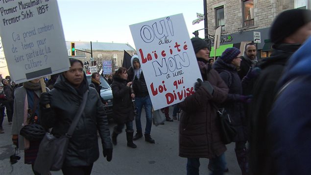 La marche a été déclarée illégale, mais tolérée par les policiers de Montréal. La marche a été déclarée illégale, mais tolérée par les policiers de Montréal.