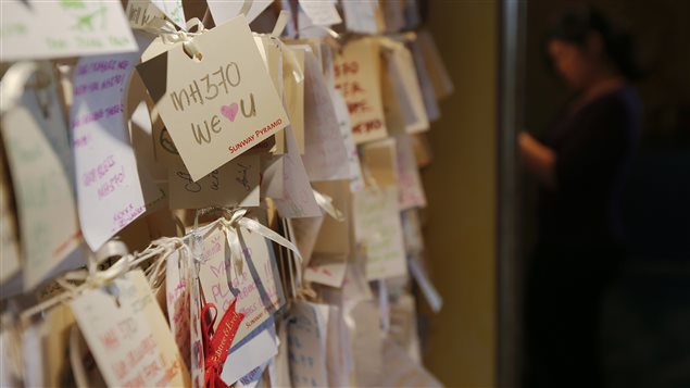 Des messages de condoléances ont été épinglés à Kuala Lumpur pour les familles des passagers du vol MH370, le 22 mars 2014. Des messages de condoléances ont été épinglés à Kuala Lumpur pour les familles des passagers du vol MH370, le 22 mars 2014.