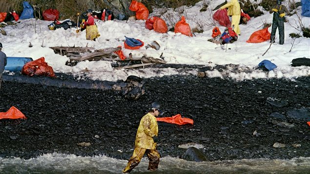 Des équipes nettoient les berges polluées par le déversement de pétrole. Des équipes nettoient les berges polluées par le déversement de pétrole.