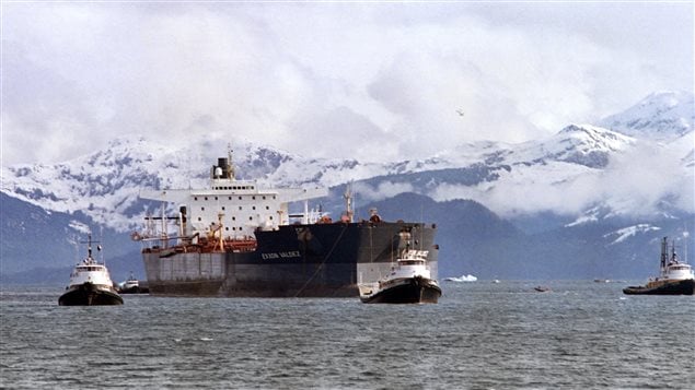 Le pétrolier Exxon Valdez est remorqué. Le pétrolier Exxon Valdez est remorqué.