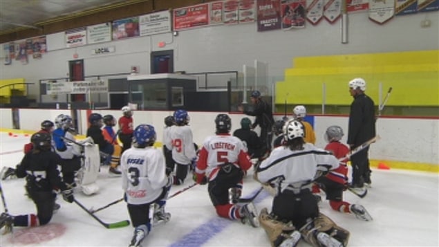 Le hockey scolaire prend de l'importance au Québec Le hockey scolaire prend de l'importance au Québec
