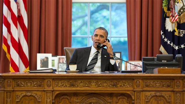 Barack Obama au téléphone dans le bureau ovale de la Maison-Blanche Barack Obama au téléphone dans le bureau ovale de la Maison-Blanche
