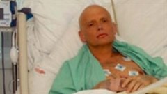 Alexandre Litvinenko sur son lit d'hôpital, trois jours avant sa mort Alexandre Litvinenko sur son lit d'hôpital, trois jours avant sa mort