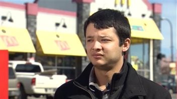 Tim Turcot, 21 ans, accorde une entrevue à Radio-Canada le 4 avril 2013 devant le restaurant McDonald's où il a postulé sans succès, même avec 4 ans d'expérience en restauration. Tim Turcot, 21 ans, accorde une entrevue à Radio-Canada le 4 avril 2013 devant le restaurant McDonald's où il a postulé sans succès, même avec 4 ans d'expérience en restauration.