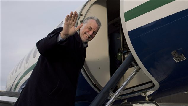 Le chef libéral Philippe Couillard monte dans son avion lors du dernier jour de campagne Le chef libéral Philippe Couillard monte dans son avion lors du dernier jour de campagne