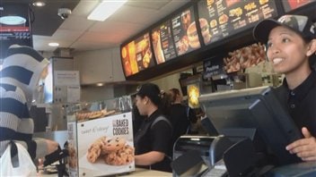 Des employés canadiens de cette franchise de McDonald's à Victoria se plaignent parce que leurs heures de travail diminuent pendant que celles de travailleurs étrangers temporaires philippins augmentent. Des employés canadiens de cette franchise de McDonald's à Victoria se plaignent parce que leurs heures de travail diminuent pendant que celles de travailleurs étrangers temporaires philippins augmentent.