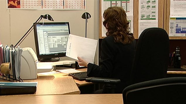Une fonctionnaire fédérale dans son bureau (archives) Une fonctionnaire fédérale dans son bureau (archives)