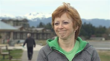 Christina Morrow, qui a travaillé pendant 24 ans pour le McDonald's de Parksville en C.-B., dit avoir été poussée vers la sortie après l'arrivée de travailleurs temporaires étrangers Christina Morrow, qui a travaillé pendant 24 ans pour le McDonald's de Parksville en C.-B., dit avoir été poussée vers la sortie après l'arrivée de travailleurs temporaires étrangers