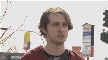 En tant que gérant pour les restaurants McDonald's Chris Eldridge était responsable des horaires des employés de six franchises de Lethbridge. Il dit qu'on lui avait ordonné de donner les quarts à temps plein aux employés étrangers et qu'en plus, ceux-ci étaient payés plus que les employés canadiens. En tant que gérant pour les restaurants McDonald's Chris Eldridge était responsable des horaires des employés de six franchises de Lethbridge. Il dit qu'on lui avait ordonné de donner les quarts à temps plein aux employés étrangers et qu'en plus, ceux-ci étaient payés plus que les employés canadiens.