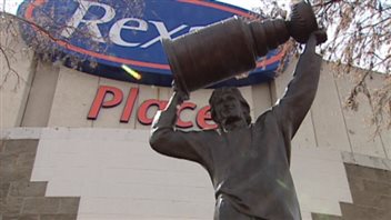 La statute de Wayne Gretzky devant la place Rexall La statute de Wayne Gretzky devant la place Rexall