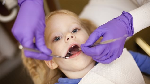 Jeune enfant chez le dentiste Jeune enfant chez le dentiste
