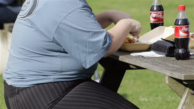 Un homme dans un parc avec des boissons gazeuses Un homme dans un parc avec des boissons gazeuses