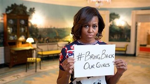 La Première dame des États-Unis, Michelle Obama, s'est jointe au mouvement « Bring back our daughters » en appelant à la libération des jeunes otages sur le réseau Twitter. La Première dame des États-Unis, Michelle Obama, s'est jointe au mouvement « Bring back our daughters » en appelant à la libération des jeunes otages sur le réseau Twitter.