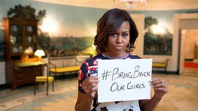 La Première dame des États-Unis, Michelle Obama, s'est jointe au mouvement « Bring back our daughters » en appelant à la libération des jeunes otages sur le réseau Twitter. La Première dame des États-Unis, Michelle Obama, s'est jointe au mouvement « Bring back our daughters » en appelant à la libération des jeunes otages sur le réseau Twitter.