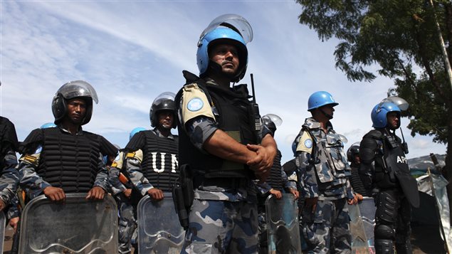 Des Casques bleus lors de la visite du Secrétaire général de l'ONU, Ban Ki-moon, en Soudan du Sud. Des Casques bleus lors de la visite du Secrétaire général de l'ONU, Ban Ki-moon, en Soudan du Sud.