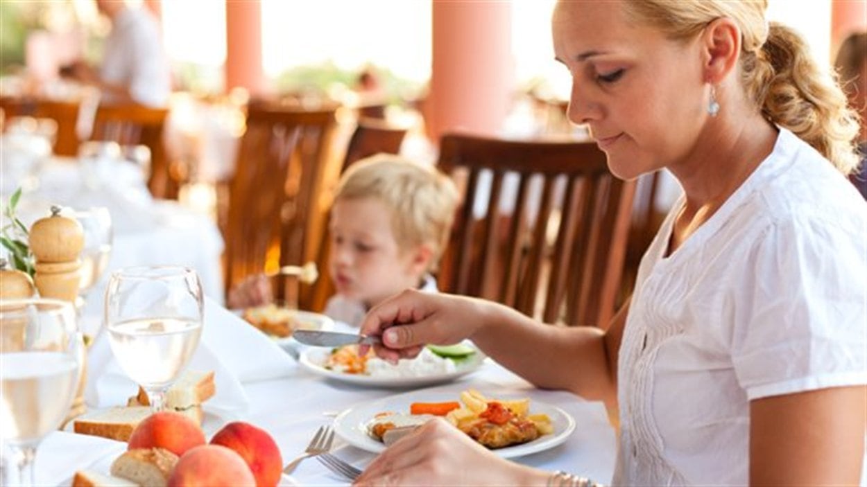 Dans une grande réunion, les enfants mangent-ils avec ou avant les adultes?