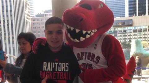 Partisan des Raptors en compagnie de la mascotte de l'équipe à la place Nathan Phillips. Partisan des Raptors en compagnie de la mascotte de l'équipe à la place Nathan Phillips.