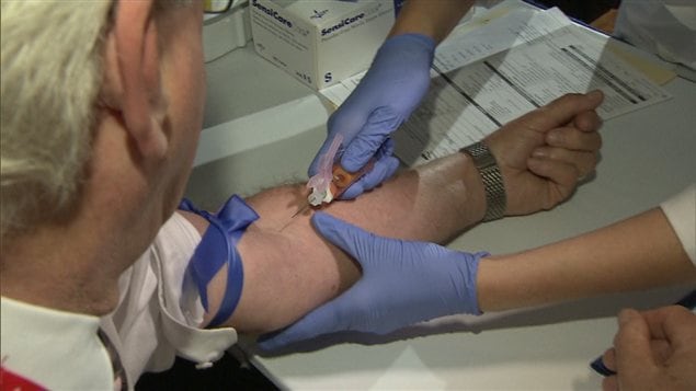 Le Dr Perry Kendall subit une prise de sang pour un test de dépistage du VIH. Il estime que près de 3500 Britanno-Colombiens sont infectés sans le savoir. Le Dr Perry Kendall subit une prise de sang pour un test de dépistage du VIH. Il estime que près de 3500 Britanno-Colombiens sont infectés sans le savoir.