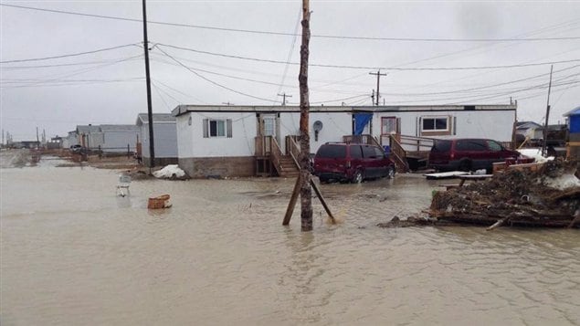 Les inondations dans la réserve de Kashechewan ont forcé des centaines de résidents à quitter leur demeure. Les inondations dans la réserve de Kashechewan ont forcé des centaines de résidents à quitter leur demeure.