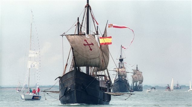 Des répliques de la Pinta, la Nina et la Santa Maria lors d'une reconstitution historique au large du port de Huelva, en Espagne. Des répliques de la Pinta, la Nina et la Santa Maria lors d'une reconstitution historique au large du port de Huelva, en Espagne.