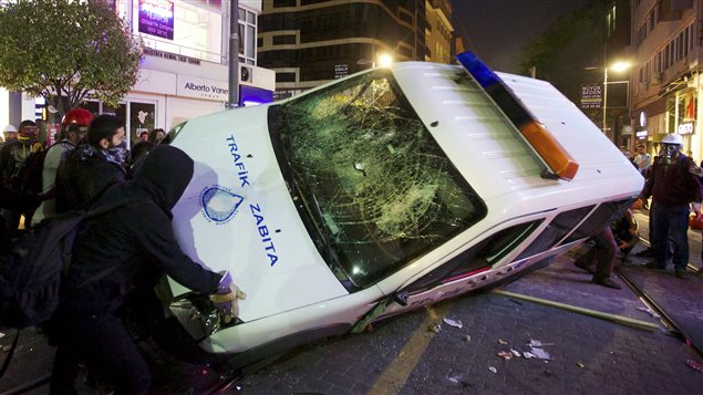 Des manifestants renversent une camionnette de police lors d'une émeute jeudi soir, à Kadikoy. Des manifestants renversent une camionnette de police lors d'une émeute jeudi soir, à Kadikoy.