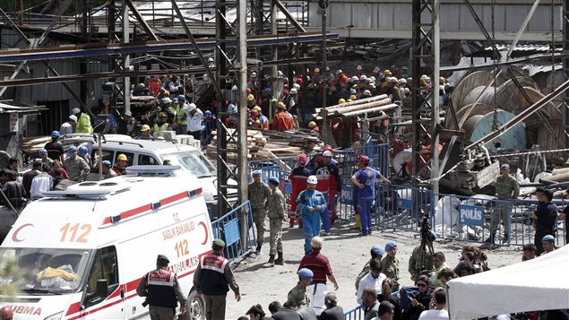 Des secouristes et des médias sont massés à l'extérieur de la mine de Soma, où s'est produit l'accident meurtrier. Des secouristes et des médias sont massés à l'extérieur de la mine de Soma, où s'est produit l'accident meurtrier.