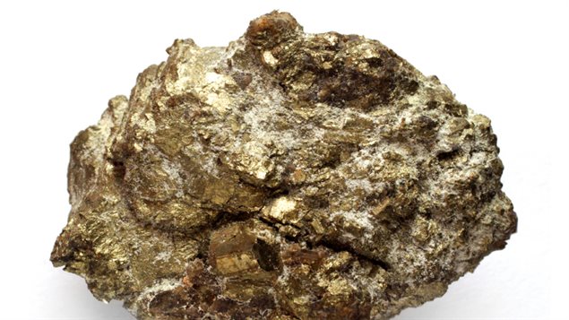 Du minerai d'uranium à l'état brut. Du minerai d'uranium à l'état brut.
