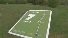 Tout comme au golf, des panneaux indiquent la configuration du parcours Tout comme au golf, des panneaux indiquent la configuration du parcours
