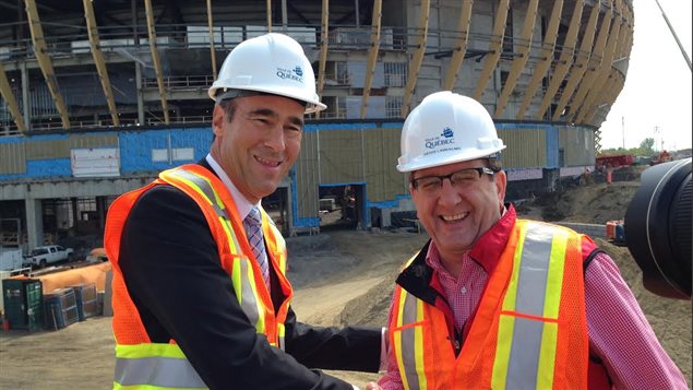 Le PDG de Quebecor Pierre Dion et Régis Labeaume devant l'amphithéâtre en construction Le PDG de Quebecor Pierre Dion et Régis Labeaume devant l'amphithéâtre en construction