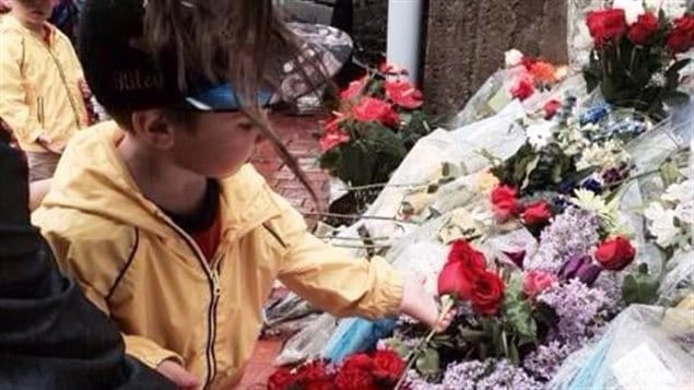 Des centaines de citoyens de Moncton défilent devant la GRC en hommage aux 3 policiers tués Des centaines de citoyens de Moncton défilent devant la GRC en hommage aux 3 policiers tués