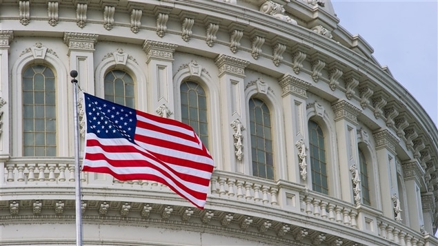 Drapeau américain devant le Capitole, à Washington Drapeau américain devant le Capitole, à Washington