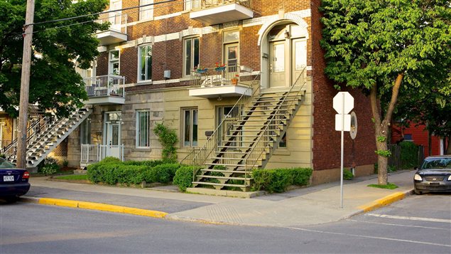 Des arrondissements peinturent leurs trottoirs en jaune aux intersections. Des arrondissements peinturent leurs trottoirs en jaune aux intersections.