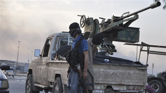 Un combattant de l'EIIL dans les rues de Mossoul. Un combattant de l'EIIL dans les rues de Mossoul.