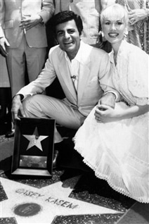 Casey Kasem et sa femme Jean en 1981 lorsque l'animateur a reçu son étoile sur Hollywood Boulevard. Casey Kasem et sa femme Jean en 1981 lorsque l'animateur a reçu son étoile sur Hollywood Boulevard.