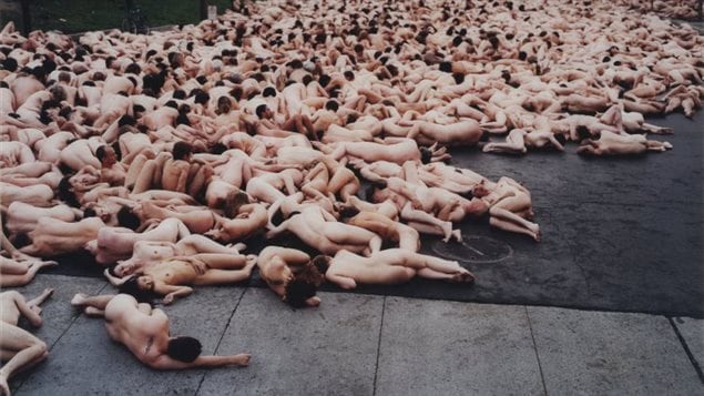 Spencer Tunick, épreuve à développement chromogène scellée entre deux plexiglas, 1/6 - Don de Mme Sandra Grant et de M. Gilles Marchand - Collection Musée d'art contemporain de Montréal de Montréal. Spencer Tunick, épreuve à développement chromogène scellée entre deux plexiglas, 1/6 - Don de Mme Sandra Grant et de M. Gilles Marchand - Collection Musée d'art contemporain de Montréal de Montréal.