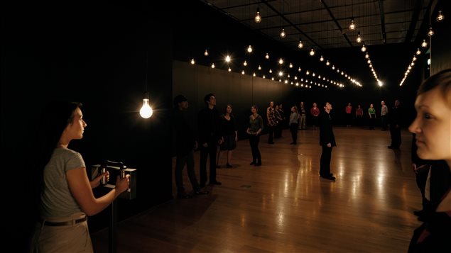 Rafael Lozano-Hemmer, « Pulse room » : 300 ampoules incandescentes, contrôleur de voltage, ordinateur, câblage, capteurs de fréquence cardiaque et support en acier inoxydable, 1/1 Rafael Lozano-Hemmer, « Pulse room » : 300 ampoules incandescentes, contrôleur de voltage, ordinateur, câblage, capteurs de fréquence cardiaque et support en acier inoxydable, 1/1