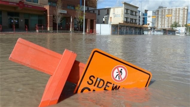 L'eau envahit une rue de Calgary en juin 2013, durant les inondations. L'eau envahit une rue de Calgary en juin 2013, durant les inondations.