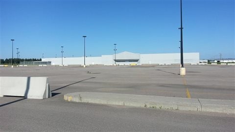 La bâtisse où se trouvait le Walmart à Jonquière est inoccupée depuis la fermeture du magasin. La bâtisse où se trouvait le Walmart à Jonquière est inoccupée depuis la fermeture du magasin.