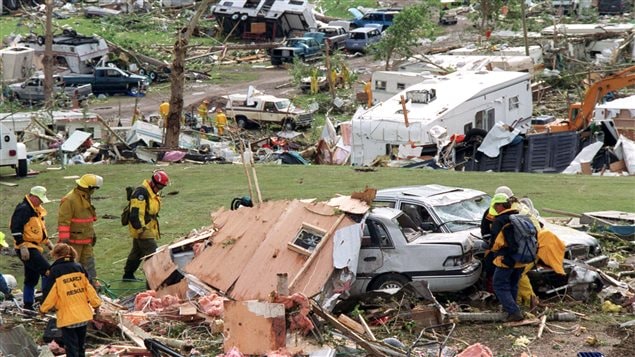 Dégâts causés par une tornade en Alberta en 2000. Dégâts causés par une tornade en Alberta en 2000.