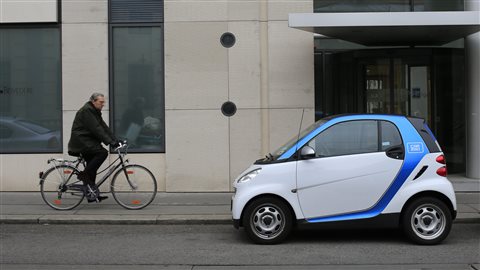 Une voiture de l'entreprise de partage de voiture Car2go photographiée à Vienne, en Autriche. Une voiture de l'entreprise de partage de voiture Car2go photographiée à Vienne, en Autriche.