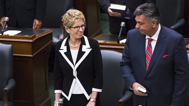 Le ministre des Finances Charles Sousa en compagnie de la première ministre Kathleen Wynne Le ministre des Finances Charles Sousa en compagnie de la première ministre Kathleen Wynne