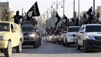 Des djihadistes de l'État islamique célèbrent dans les rues de la ville syrienne Raqqa, après avoir déclaré un « califat » sur les territoires qu'ils détiennent en Irak et en Syrie, le 30 juin. Des djihadistes de l'État islamique célèbrent dans les rues de la ville syrienne Raqqa, après avoir déclaré un « califat » sur les territoires qu'ils détiennent en Irak et en Syrie, le 30 juin.