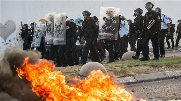 La police israélienne riposte aux manifestants palestiniens dans la ville de Ar'ara, dans le nord du pays. La police israélienne riposte aux manifestants palestiniens dans la ville de Ar'ara, dans le nord du pays.
