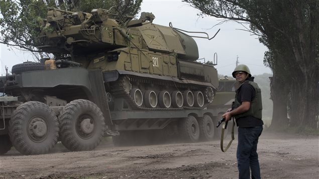 Les forces gouvernementales ukrainiennes manoeuvrent un missile de défense aérienne, près de Slaviansk. Les forces gouvernementales ukrainiennes manoeuvrent un missile de défense aérienne, près de Slaviansk.