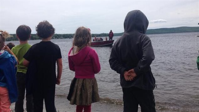 Les enfants apprécient le lâché de milliers de truites dans le lac Mégantic. Les enfants apprécient le lâché de milliers de truites dans le lac Mégantic.